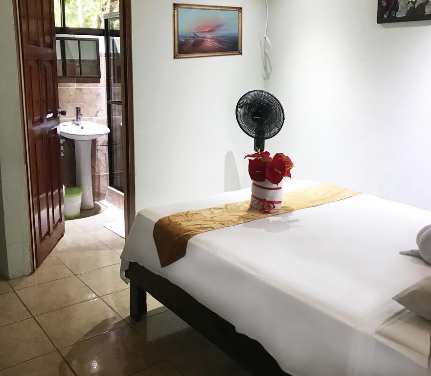 Manuel Antonio Hostel Resort Екстериор снимка