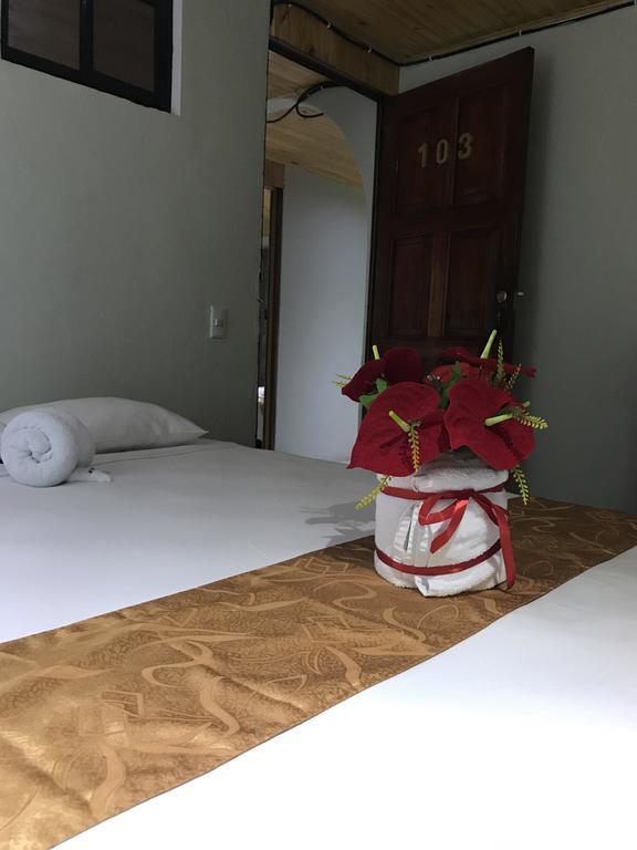Manuel Antonio Hostel Resort Екстериор снимка