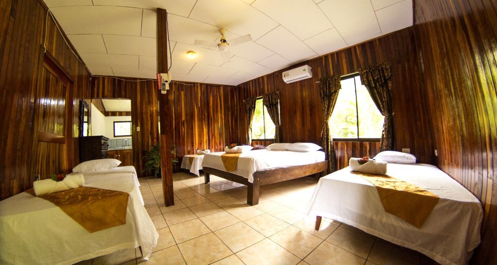 Manuel Antonio Hostel Resort Екстериор снимка