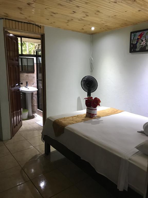 Manuel Antonio Hostel Resort Екстериор снимка